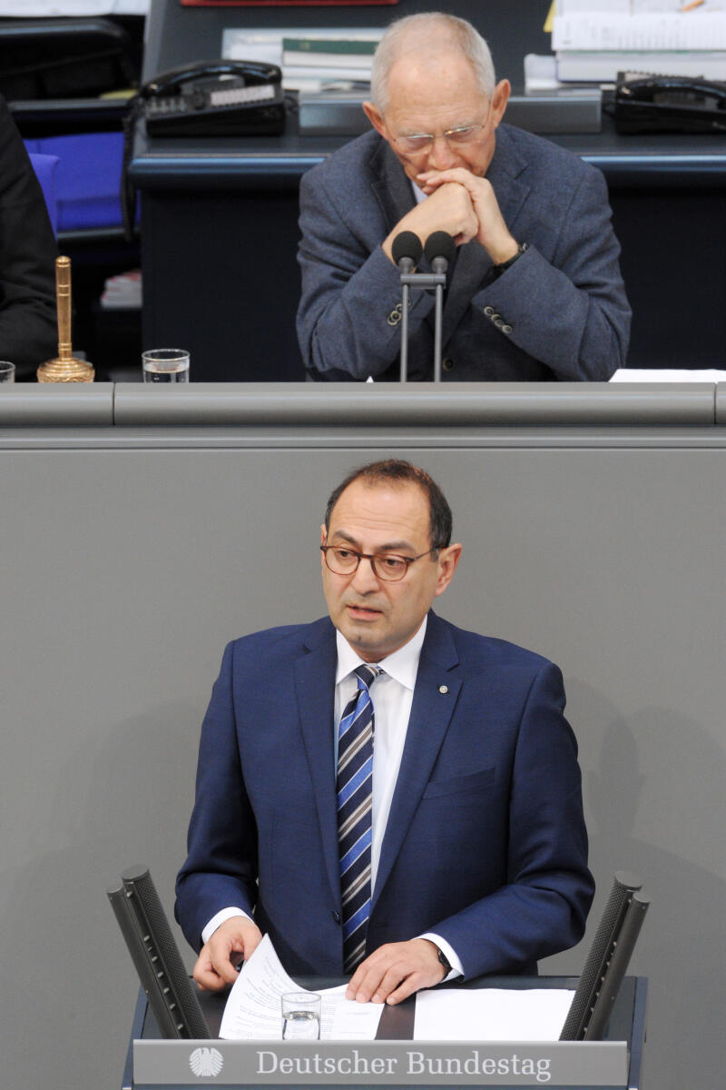 Aggelidis, Grigorios; Schäuble, Wolfgang Grigorios Aggelidis, FDP, Bundestagsabgeordneter, Abgeordneter, Mitglied Deutscher Bundestag, MdB, Rede, 15. Sitzung, Top 14, Thema: Elterngeld Plus, Partnerschaftsbonus, Elternzeit, Vorsitz: Bundestagspräsident Dr. Wolfgang Schäuble, CDU/CSU.; Rednerpult.