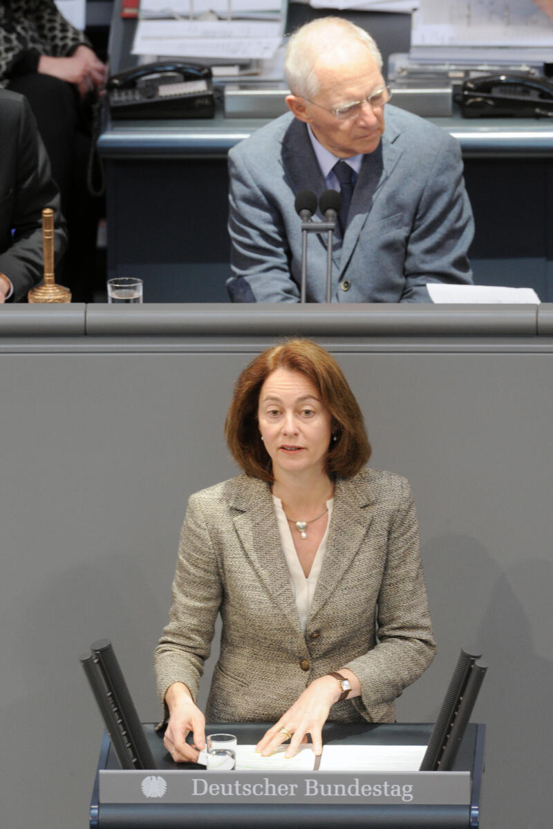 Barley, Katarina; Schäuble, Wolfgang Dr. Katarina Barley, SPD, Bundestagsabgeordnete, Abgeordnete, Mitglied Deutscher Bundestag, MdB, Rede, 15. Sitzung, Top 14, Thema: Elterngeld Plus, Partnerschaftsbonus, Elternzeit, Vorsitz: Bundestagspräsident Dr. Wolfgang Schäuble, CDU/CSU.; Rednerpult.