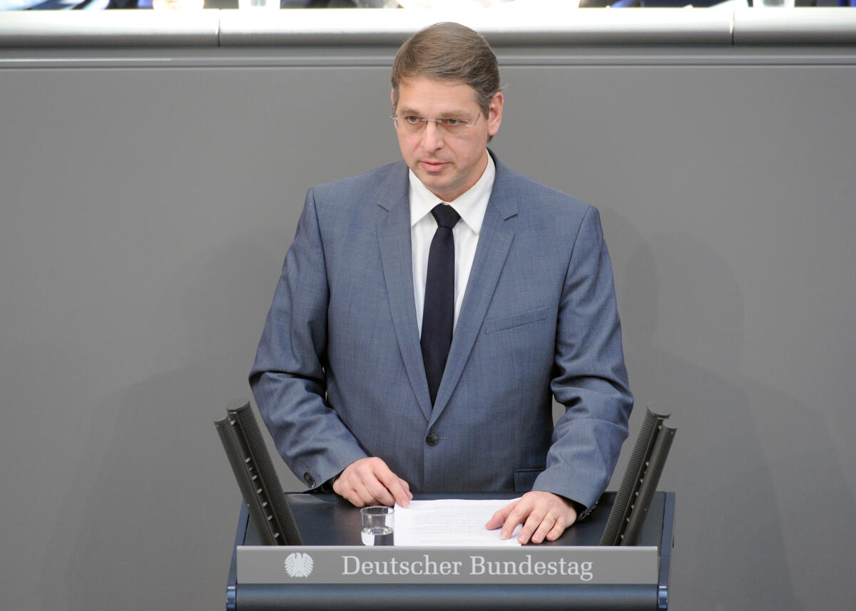 Müller, Alexander Alexander Müller, FDP, Bundestagsabgeordneter, Abgeordneter, Mitglied Deutscher Bundestag, MdB, Rede, 15. Sitzung, Top 17, Thema: Atomwaffenverbotsvertrag.; Rednerpult.