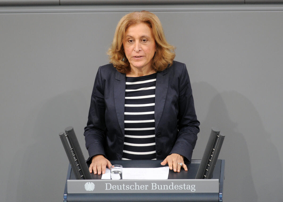 Canan Bayram, Bündnis 90/Die Grünen, Bundestagsabgeordnete, Abgeordnete, Mitglied Deutscher Bundestag, MdB, Rede, 13. Sitzung, ZP 1, Thema: Aktuelle Stunde: Demonstrationsrechte von Frauen stärken.; Rednerpult. Bayram, Canan Canan Bayram, Bündnis 90/Die Grünen, Bundestagsabgeordnete, Abgeordnete, Mitglied Deutscher Bundestag, MdB, Rede, 13. Sitzung, ZP 1, Thema: Aktuelle Stunde: Demonstrationsrechte von Frauen stärken.; Rednerpult.