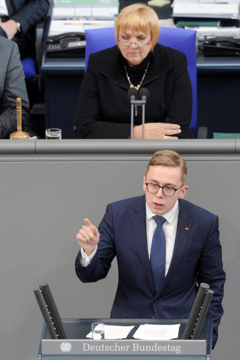 Amthor, Philipp; Roth, Claudia Philipp Amthor, CDU/CSU, Bundestagsabgeordneter, Abgeordneter, Mitglied Deutscher Bundestag, MdB, Rede, 14. Sitzung, Top 5, Thema: Vollverschleierung im öffentlichen Raum, Vorsitz: Bundestagsvizepräsidentin Claudia Roth, Bündnis 90/Die Grünen.; Rednerpult.