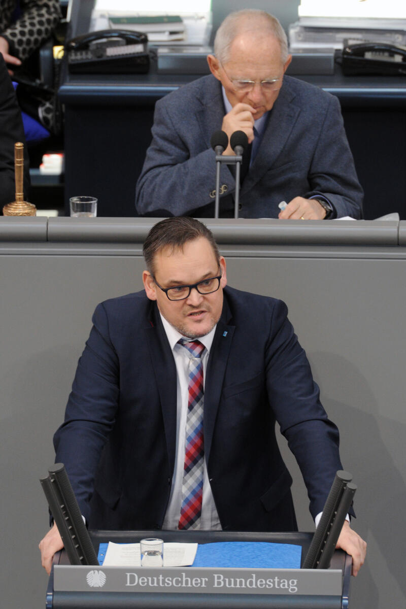 Martin Reichardt, AfD, Bundestagsabgeordneter, Abgeordneter, Mitglied Deutscher Bundestag, MdB, Rede, 15. Sitzung, Top 14, Thema: Elterngeld Plus, Partnerschaftsbonus, Elternzeit, Vorsitz: Bundestagspräsident Dr. Wolfgang Schäuble, CDU/CSU.; Rednerpult. Reichardt, Martin; Schäuble, Wolfgang Martin Reichardt, AfD, Bundestagsabgeordneter, Abgeordneter, Mitglied Deutscher Bundestag, MdB, Rede, 15. Sitzung, Top 14, Thema: Elterngeld Plus, Partnerschaftsbonus, Elternzeit, Vorsitz: Bundestagspräsident Dr. Wolfgang Schäuble, CDU/CSU.; Rednerpult.