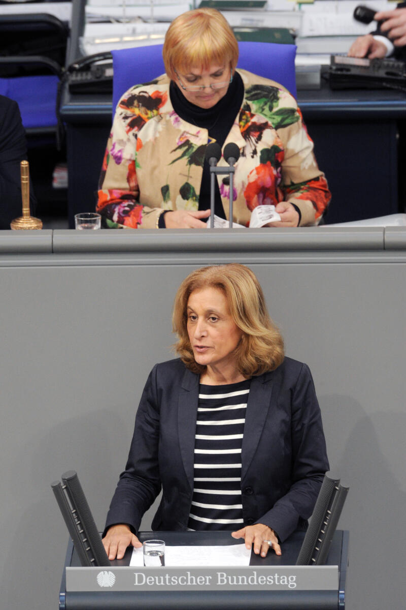 Canan Bayram, Bündnis 90/Die Grünen, Bundestagsabgeordnete, Abgeordnete, Mitglied Deutscher Bundestag, MdB, Rede, 13. Sitzung, ZP 1, Thema: Aktuelle Stunde: Demonstrationsrechte von Frauen stärken, Vorsitz: Bundestagsvizepräsidentin Claudia Roth, Bündnis 90/Die Grünen.; Rednerpult. Bayram, Canan; Roth, Claudia Canan Bayram, Bündnis 90/Die Grünen, Bundestagsabgeordnete, Abgeordnete, Mitglied Deutscher Bundestag, MdB, Rede, 13. Sitzung, ZP 1, Thema: Aktuelle Stunde: Demonstrationsrechte von Frauen stärken, Vorsitz: Bundestagsvizepräsidentin Claudia Roth, Bündnis 90/Die Grünen.; Rednerpult.