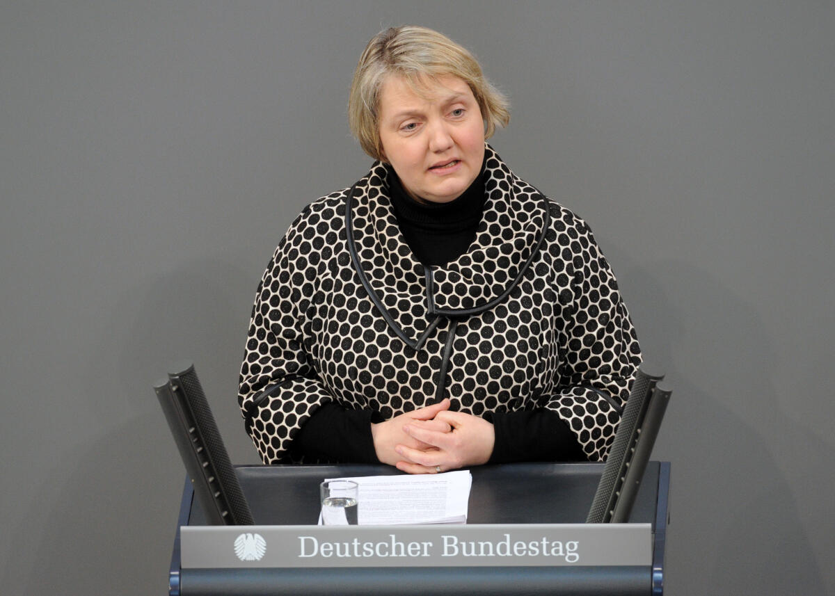 Mast, Katja Katja Mast, SPD, Bundestagsabgeordnete, Abgeordnete, Mitglied Deutscher Bundestag, MdB, Rede, 15. Sitzung, Top 14, Thema: Elterngeld Plus, Partnerschaftsbonus, Elternzeit.; Rednerpult.