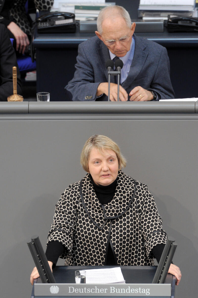 Mast, Katja; Schäuble, Wolfgang Katja Mast, SPD, Bundestagsabgeordnete, Abgeordnete, Mitglied Deutscher Bundestag, MdB, Rede, 15. Sitzung, Top 14, Thema: Elterngeld Plus, Partnerschaftsbonus, Elternzeit, Vorsitz: Bundestagspräsident Dr. Wolfgang Schäuble, CDU/CSU.; Rednerpult.