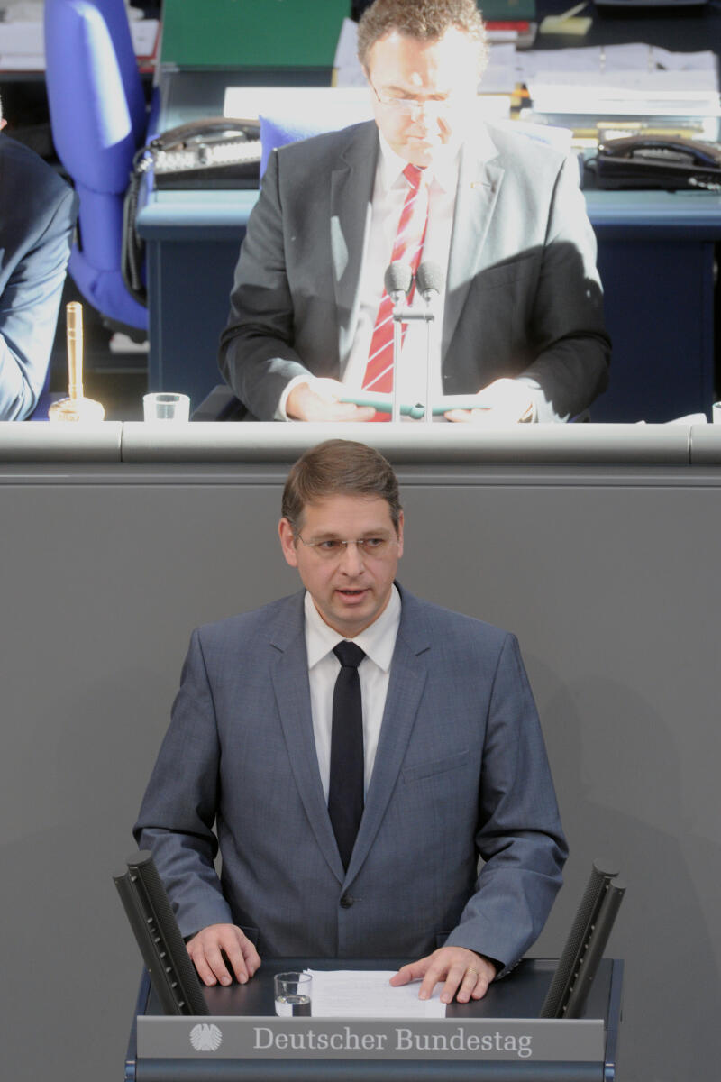 Müller, Alexander; Friedrich, Hans-Peter Alexander Müller, FDP, Bundestagsabgeordneter, Abgeordneter, Mitglied Deutscher Bundestag, MdB, Rede, 15. Sitzung, Top 17, Thema: Atomwaffenverbotsvertrag, Vorsitz: Bundestagsvizepräsident Dr. Hans-Peter Friedrich, CDU/CSU.; Rednerpult.