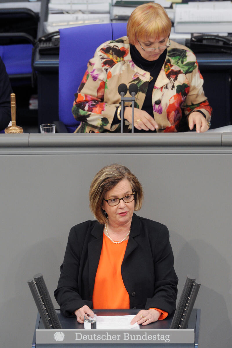 Groden-Kranich, Ursula; Roth, Claudia Ursula Groden-Kranich, CDU/CSU, Bundestagsabgeordnete, Abgeordnete, Mitglied Deutscher Bundestag, MdB, Rede, 13. Sitzung, ZP 1, Thema: Aktuelle Stunde: Demonstrationsrechte von Frauen stärken, Vorsitz: Bundestagsvizepräsidentin Claudia Roth, Bündnis 90/Die Grünen.; Rednerpult.