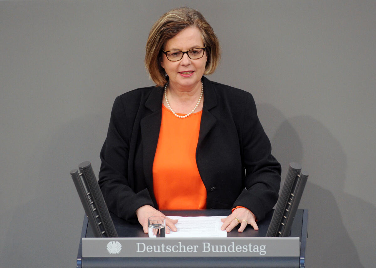 Groden-Kranich, Ursula Ursula Groden-Kranich, CDU/CSU, Bundestagsabgeordnete, Abgeordnete, Mitglied Deutscher Bundestag, MdB, Rede, 13. Sitzung, ZP 1, Thema: Aktuelle Stunde: Demonstrationsrechte von Frauen stärken.; Rednerpult.