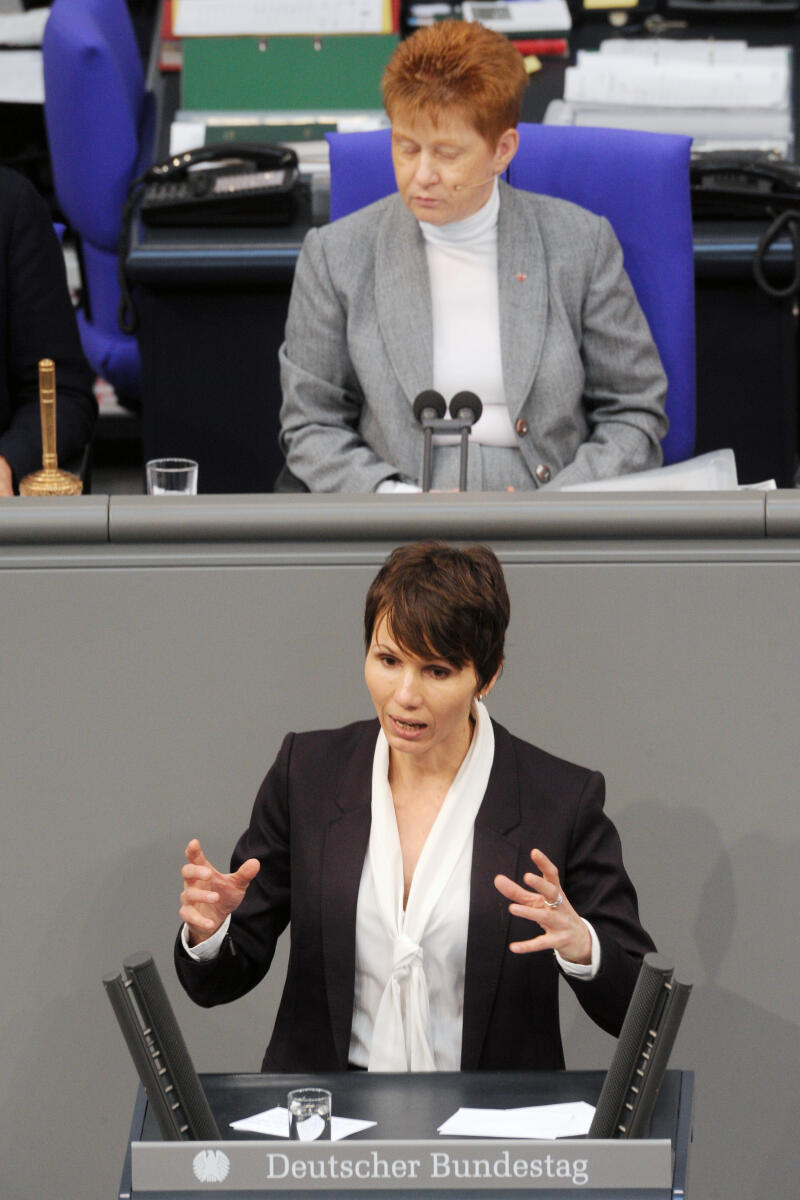 Skudelny, Judith; Pau, Petra Judith Skudelny, FDP, Bundestagsabgeordnete, Abgeordnete, Mitglied Deutscher Bundestag, MdB, Rede, 12. Sitzung, ZP 9 Thema: Aktuelle Stunde zu Abgasversuchen an Menschen und Affen,; Vorsitz: Bundestagsvizepräsidentin Petra Pau, DIE LINKE.; Rednerpult.
