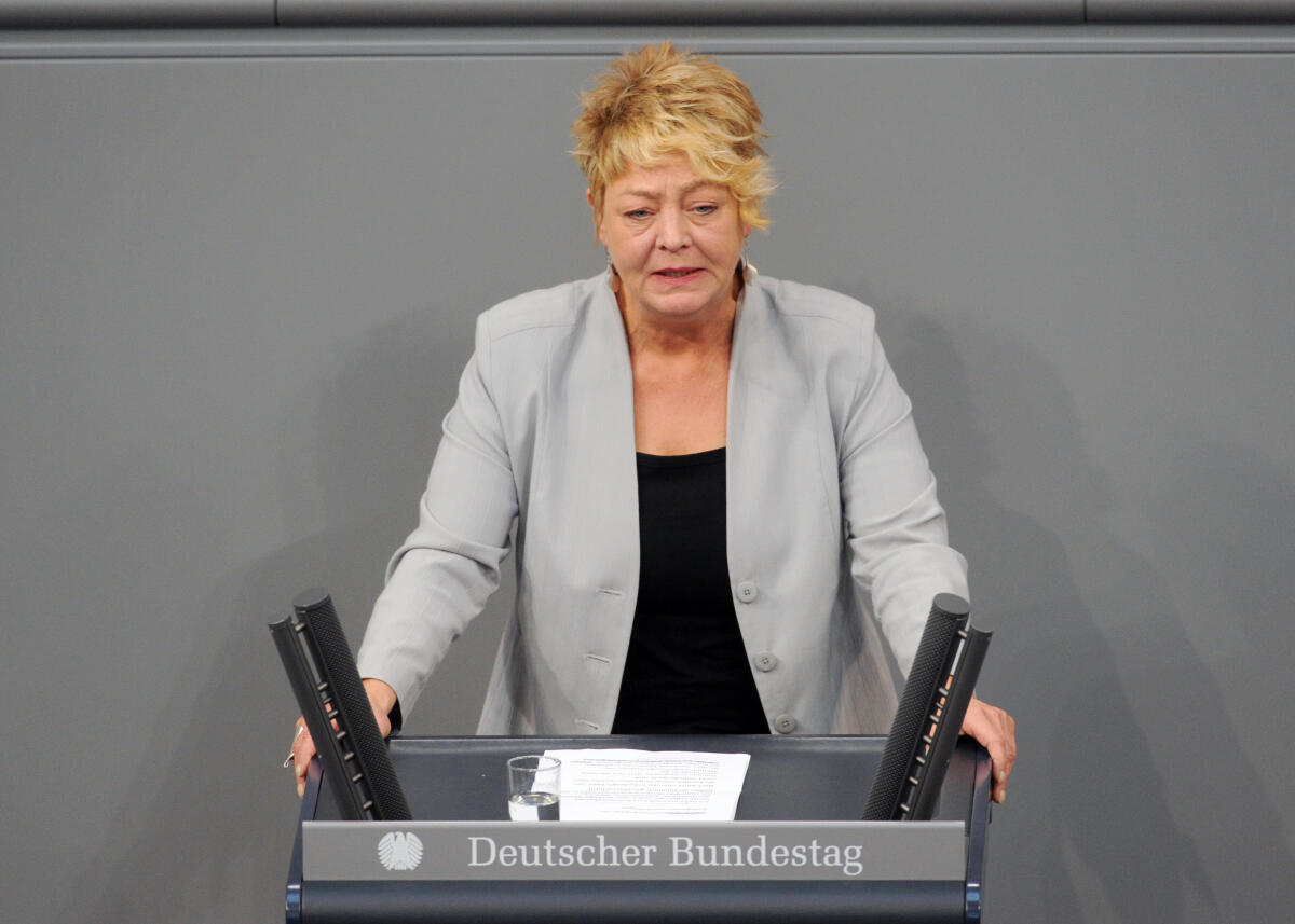 Remmers, Ingrid Ingrid Remmers, DIE LINKE, Bundestagsabgeordnete, Abgeordnete, Mitglied Deutscher Bundestag, MdB, Rede, 12. Sitzung, ZP 9 Thema: Aktuelle Stunde zu Abgasversuchen an Menschen und Affen.; Rednerpult.