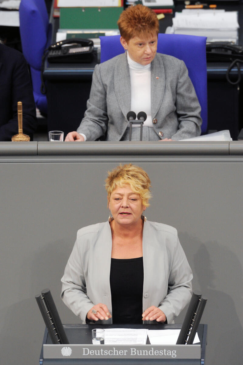 Remmers, Ingrid; Pau, Petra Ingrid Remmers, DIE LINKE, Bundestagsabgeordnete, Abgeordnete, Mitglied Deutscher Bundestag, MdB, Rede, 12. Sitzung, ZP 9 Thema: Aktuelle Stunde zu Abgasversuchen an Menschen und Affen,; Vorsitz: Bundestagsvizepräsidentin Petra Pau, DIE LINKE.; Rednerpult.