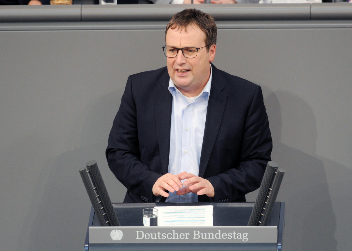 Krischer, Oliver Oliver Krischer, Bündnis 90/Die Grünen, Bundestagsabgeordneter, Abgeordneter, Mitglied Deutscher Bundestag, MdB, Rede, 12. Sitzung, ZP 9 Thema: Aktuelle Stunde zu Abgasversuchen an Menschen und Affen.; Rednerpult.