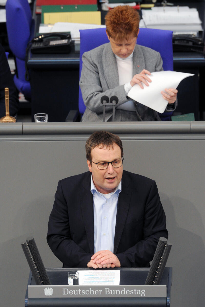 Krischer, Oliver; Pau, Petra Oliver Krischer, Bündnis 90/Die Grünen, Bundestagsabgeordneter, Abgeordneter, Mitglied Deutscher Bundestag, MdB, Rede, 12. Sitzung, ZP 9 Thema: Aktuelle Stunde zu Abgasversuchen an Menschen und Affen, Vorsitz: Bundestagsvizepräsidentin Petra Pau, DIE LINKE.; Rednerpult.