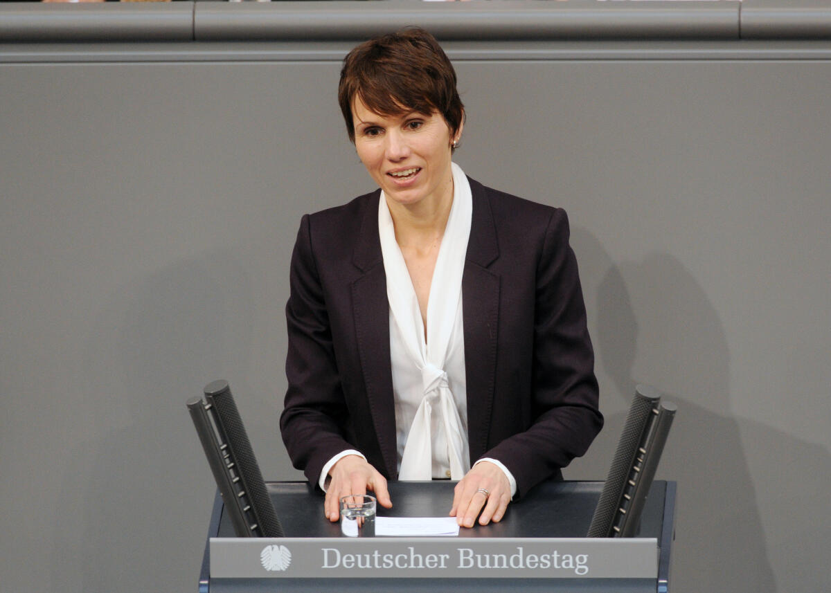 Skudelny, Judith Judith Skudelny, FDP, Bundestagsabgeordnete, Abgeordnete, Mitglied Deutscher Bundestag, MdB, Rede, 12. Sitzung, ZP 9 Thema: Aktuelle Stunde zu Abgasversuchen an Menschen und Affen.; Rednerpult.