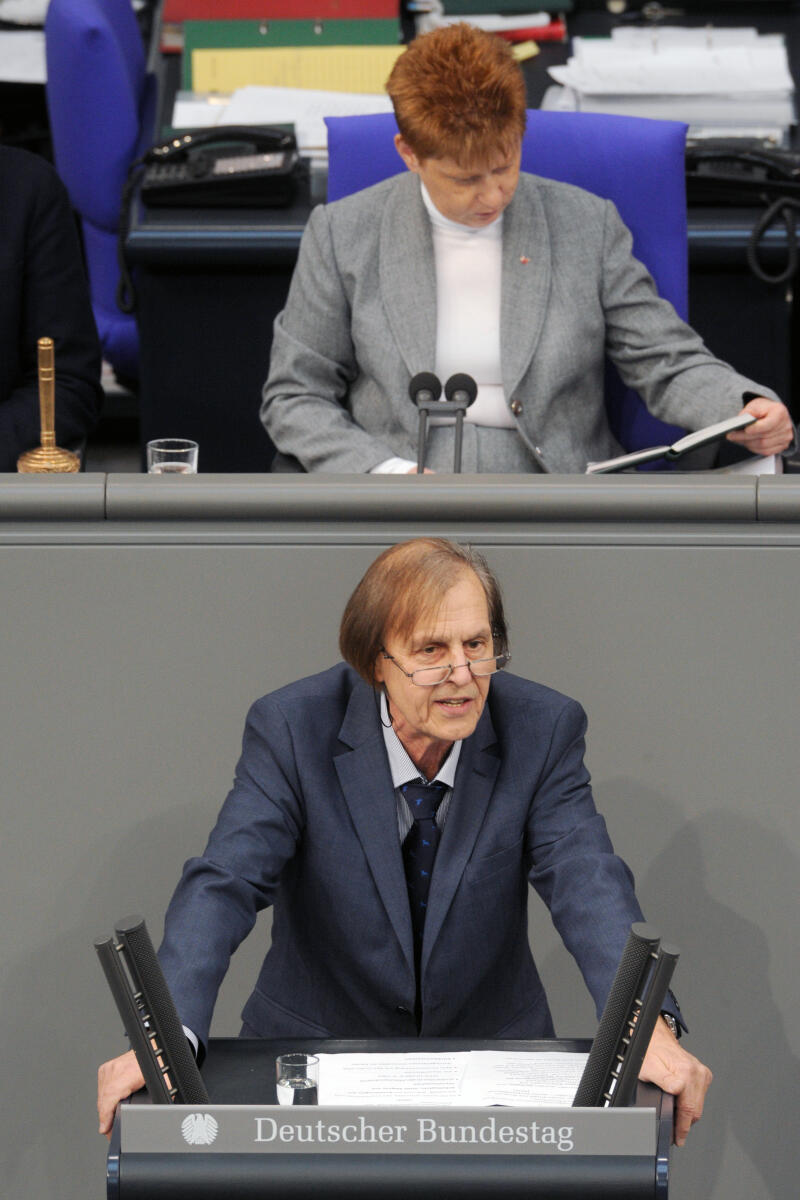Spangenberg, Detlev; Pau, Petra Detlev Spangenberg, AfD, Bundestagsabgeordneter, Abgeordneter, Mitglied Deutscher Bundestag, MdB, Rede, 12. Sitzung, ZP 9 Thema: Aktuelle Stunde zu Abgasversuchen an Menschen und Affen,; Vorsitz: Bundestagsvizepräsidentin Petra Pau, DIE LINKE.; Rednerpult.