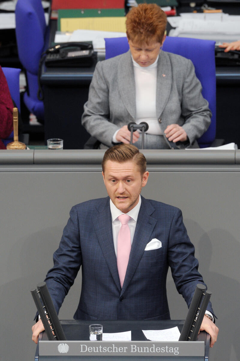 Stefinger, Wolfgang; Pau, Petra Dr. Wolfgang Stefinger, CDU/CSU, Bundestagsabgeordneter, Abgeordneter, Mitglied Deutscher Bundestag, MdB, Rede, 12. Sitzung, ZP 8, Thema: Globale Bildungspartnerschaft, Vorsitz: Bundestagsvizepräsidentin Petra Pau, DIE LINKE.; Rednerpult.