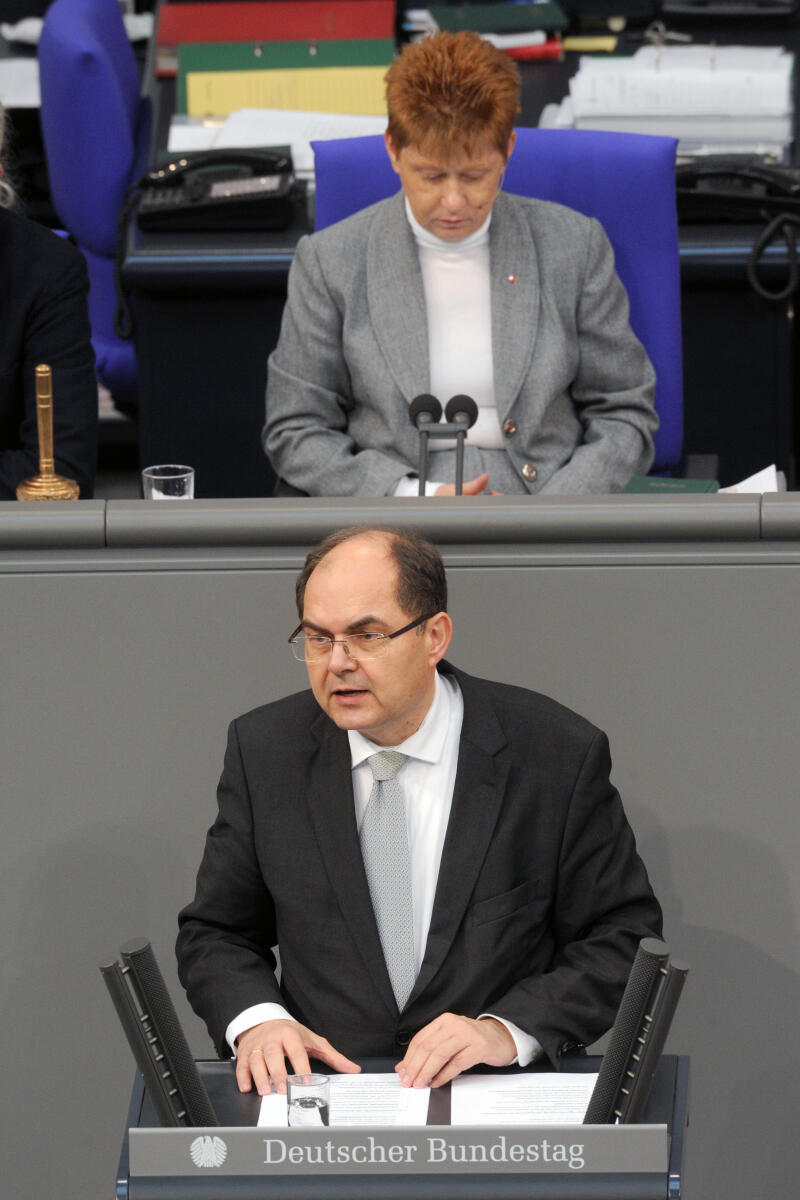Schmidt, Christian; Pau, Petra Christian Schmidt, CDU/CSU, Bundestagsabgeordneter, Abgeordneter, Mitglied Deutscher Bundestag, MdB, Rede, 12. Sitzung, ZP 9 Thema: Aktuelle Stunde zu Abgasversuchen an Menschen und Affen,; Vorsitz: Bundestagsvizepräsidentin Petra Pau, DIE LINKE.; Rednerpult.