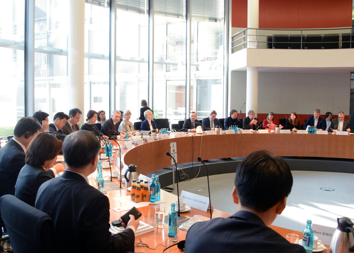 Hansjörg Durz, CDU/CSU, empfängt im Namen des Ausschusses des Deutschen Bundestages; Digitale Agenda, den Vorsitzenden Kim Song Sik der 4. Industriellen Revolution Koreas und eine hochrangige parlamentarische Sonderkommission, zu einem Gespräch.; Übersicht. Hansjörg Durz, CDU/CSU, empfängt im Namen des Ausschusses des Deutschen Bundestages; Digitale Agenda, den Vorsitzenden Kim Song Sik der 4. Industriellen Revolution Koreas und eine hochrangige parlamentarische Sonderkommission, zu einem Gespräch.; Übersicht.