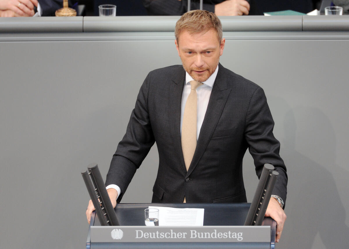 Christian Lindner, FDP, Bundestagsabgeordneter, Abgeordneter, Mitglied Deutscher Bundestag, MdB, Rede, 14. Sitzung, Top 3, Thema: Regierungserklärung zur Tagung der Staats- und Regierungschefs der EU-27.; Rednerpult. Lindner, Christian Christian Lindner, FDP, Bundestagsabgeordneter, Abgeordneter, Mitglied Deutscher Bundestag, MdB, Rede, 14. Sitzung, Top 3, Thema: Regierungserklärung zur Tagung der Staats- und Regierungschefs der EU-27.; Rednerpult.