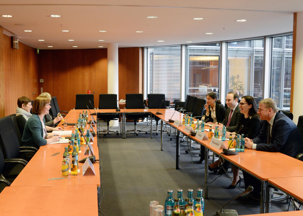 Der Ausschuss des Deutschen Bundestages für Menschenrechte und humanitäre Hilfe empfängt eine Delegation des georgischen Parlaments (hier rechts im Bild). Gyde Jensen, (li), FDP, Vorsitzende des Ausschusses, leitet das Gespräch.; Übersicht. Jensen, Gyde Der Ausschuss des Deutschen Bundestages für Menschenrechte und humanitäre Hilfe empfängt eine Delegation des georgischen Parlaments (hier rechts im Bild). Gyde Jensen, (li), FDP, Vorsitzende des Ausschusses, leitet das Gespräch.; Übersicht.
