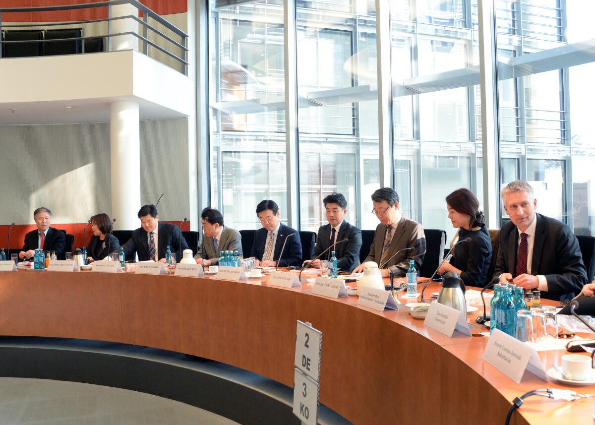 Hansjörg Durz, (re), CDU/CSU, empfängt im Namen des Ausschusses des Deutschen Bundestages; Digitale Agenda, den Vorsitzenden Kim Song Sik (3.v.re) der 4. Industriellen Revolution Koreas und eine hochrangige parlamentarische Sonderkommission, zu einem Gespräch.; Übersicht. Durz, Hansjörg; Kim, Song Sik Hansjörg Durz, (re), CDU/CSU, empfängt im Namen des Ausschusses des Deutschen Bundestages; Digitale Agenda, den Vorsitzenden Kim Song Sik (3.v.re) der 4. Industriellen Revolution Koreas und eine hochrangige parlamentarische Sonderkommission, zu einem Gespräch.; Übersicht.