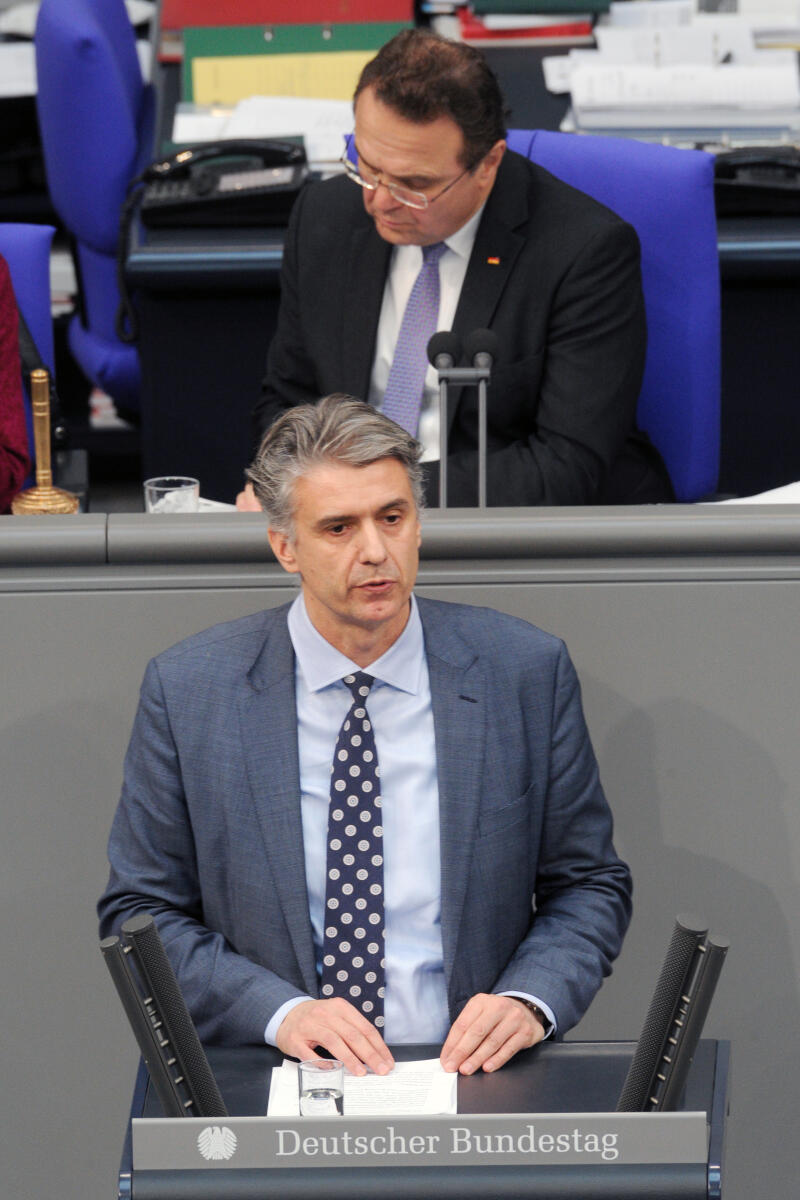 Jongen, Marc; Friedrich, Hans-Peter Dr. Marc Jongen, AfD, Bundestagsabgeordneter, Abgeordneter, Mitglied Deutscher Bundestag, MdB, Rede, 12. Sitzung, ZP 8, Thema: Globale Bildungspartnerschaft, Vorsitz: Bundestagsvizepräsident Dr. Hans-Peter Friedrich, CDU/CSU.; Rednerpult.