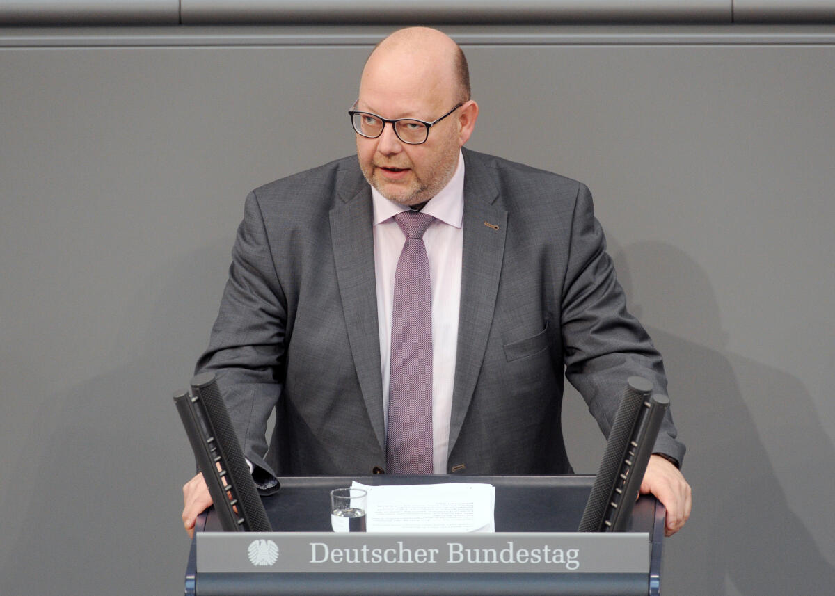 In der Beek, Olaf Olaf in der Beek, FDP, Bundestagsabgeordneter, Abgeordneter, Mitglied Deutscher Bundestag, MdB, Rede, 12. Sitzung, ZP 8, Thema: Globale Bildungspartnerschaft.; Rednerpult.