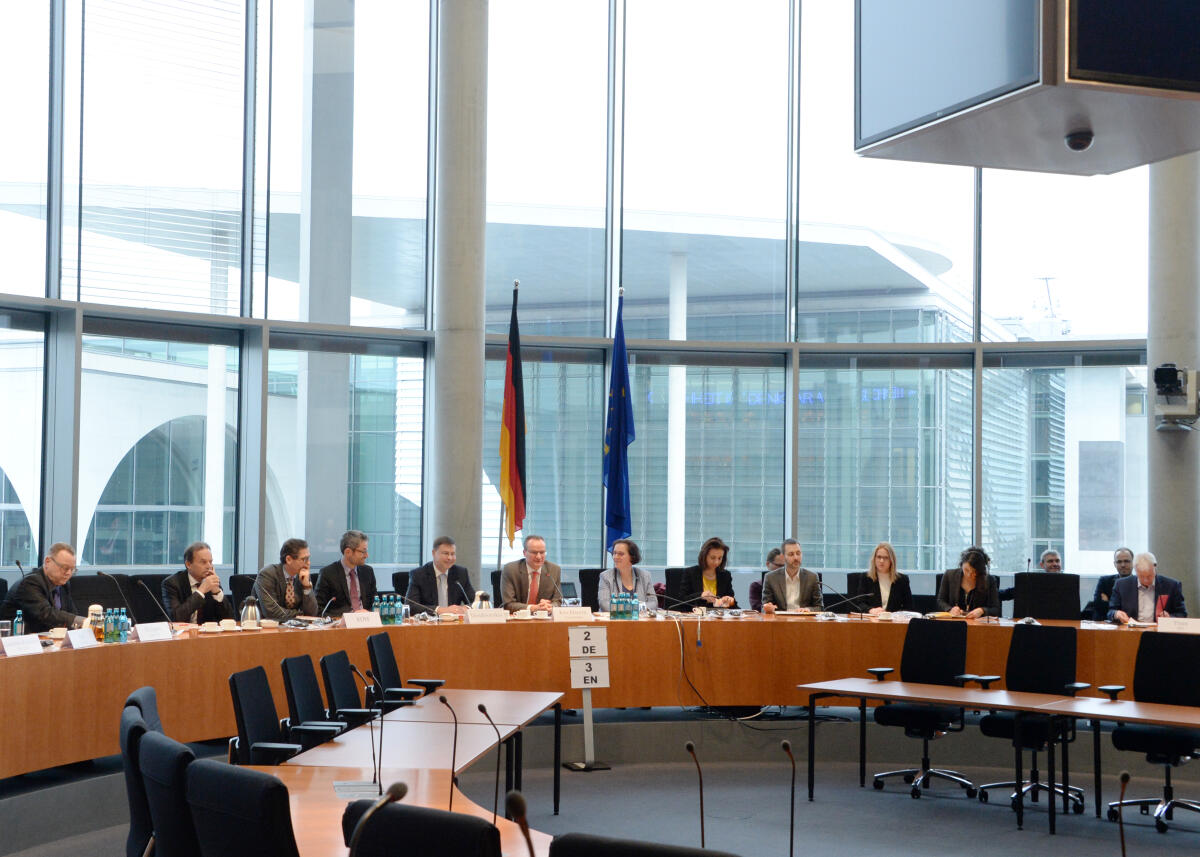 Der Vizepräsident der EU-Kommission, Valdis Dombrovskis, nimmt an einer Ausschusssitzung des Ausschusses des Deutschen Bundestages für die Angelegenheiten der Europäischen Union, teil, die vom Vorsitzenden Gunther Krichbaum, CDU/CSU, geleitet wird.; Übersicht. Der Vizepräsident der EU-Kommission, Valdis Dombrovskis, nimmt an einer Ausschusssitzung des Ausschusses des Deutschen Bundestages für die Angelegenheiten der Europäischen Union, teil, die vom Vorsitzenden Gunther Krichbaum, CDU/CSU, geleitet wird.; Übersicht.