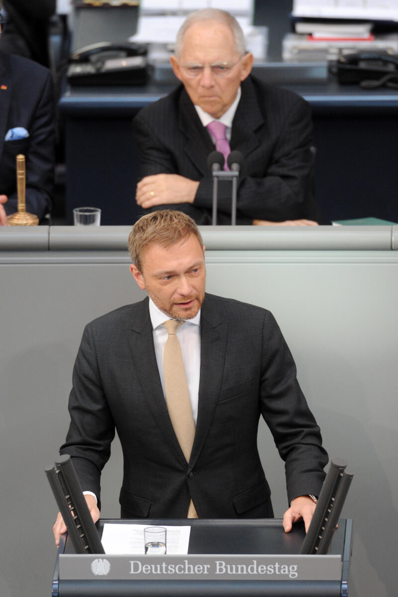 Christian Lindner, FDP, Bundestagsabgeordneter, Abgeordneter, Mitglied Deutscher Bundestag, MdB, Rede, 14. Sitzung, Top 3, Thema: Regierungserklärung zur Tagung der Staats- und Regierungschefs der EU-27, Vorsitz: Bundestagspräsident Dr. Wolfgang Schäuble, CDU/CSU.; Rednerpult. Lindner, Christian; Schäuble, Wolfgang Christian Lindner, FDP, Bundestagsabgeordneter, Abgeordneter, Mitglied Deutscher Bundestag, MdB, Rede, 14. Sitzung, Top 3, Thema: Regierungserklärung zur Tagung der Staats- und Regierungschefs der EU-27, Vorsitz: Bundestagspräsident Dr. Wolfgang Schäuble, CDU/CSU.; Rednerpult.