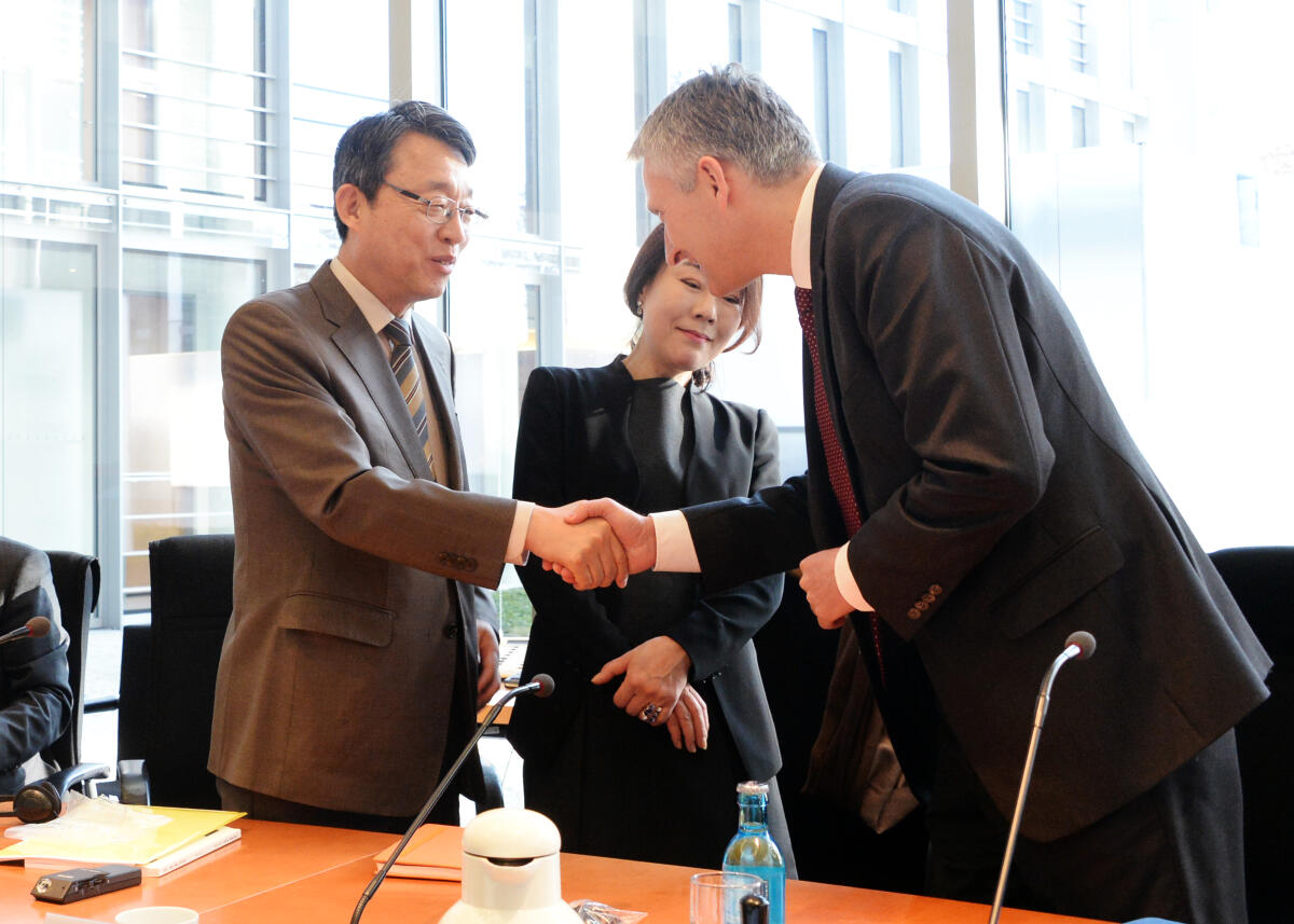 Hansjörg Durz, (re), CDU/CSU, empfängt im Namen des Ausschusses des Deutschen Bundestages; Digitale Agenda, den Vorsitzenden Kim Song Sik (li) der 4. Industriellen Revolution Koreas und eine hochrangige parlamentarische Sonderkommission, zu einem Gespräch.; Geste, Gestik. Durz, Hansjörg; Kim, Song Sik Hansjörg Durz, (re), CDU/CSU, empfängt im Namen des Ausschusses des Deutschen Bundestages; Digitale Agenda, den Vorsitzenden Kim Song Sik (li) der 4. Industriellen Revolution Koreas und eine hochrangige parlamentarische Sonderkommission, zu einem Gespräch.; Geste, Gestik.