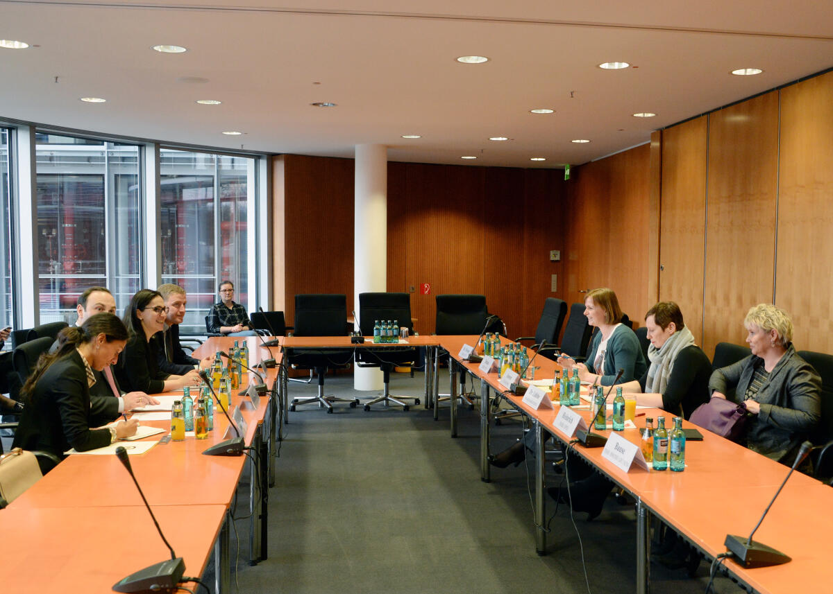 Der Ausschuss des Deutschen Bundestages für Menschenrechte und humanitäre Hilfe empfängt eine Delegation des georgischen Parlaments (hier links im Bild). Gyde Jensen, (3.v.re), FDP, Vorsitzende des Ausschusses, leitet das Gespräch.; Übersicht. Jensen, Gyde Der Ausschuss des Deutschen Bundestages für Menschenrechte und humanitäre Hilfe empfängt eine Delegation des georgischen Parlaments (hier links im Bild). Gyde Jensen, (3.v.re), FDP, Vorsitzende des Ausschusses, leitet das Gespräch.; Übersicht.