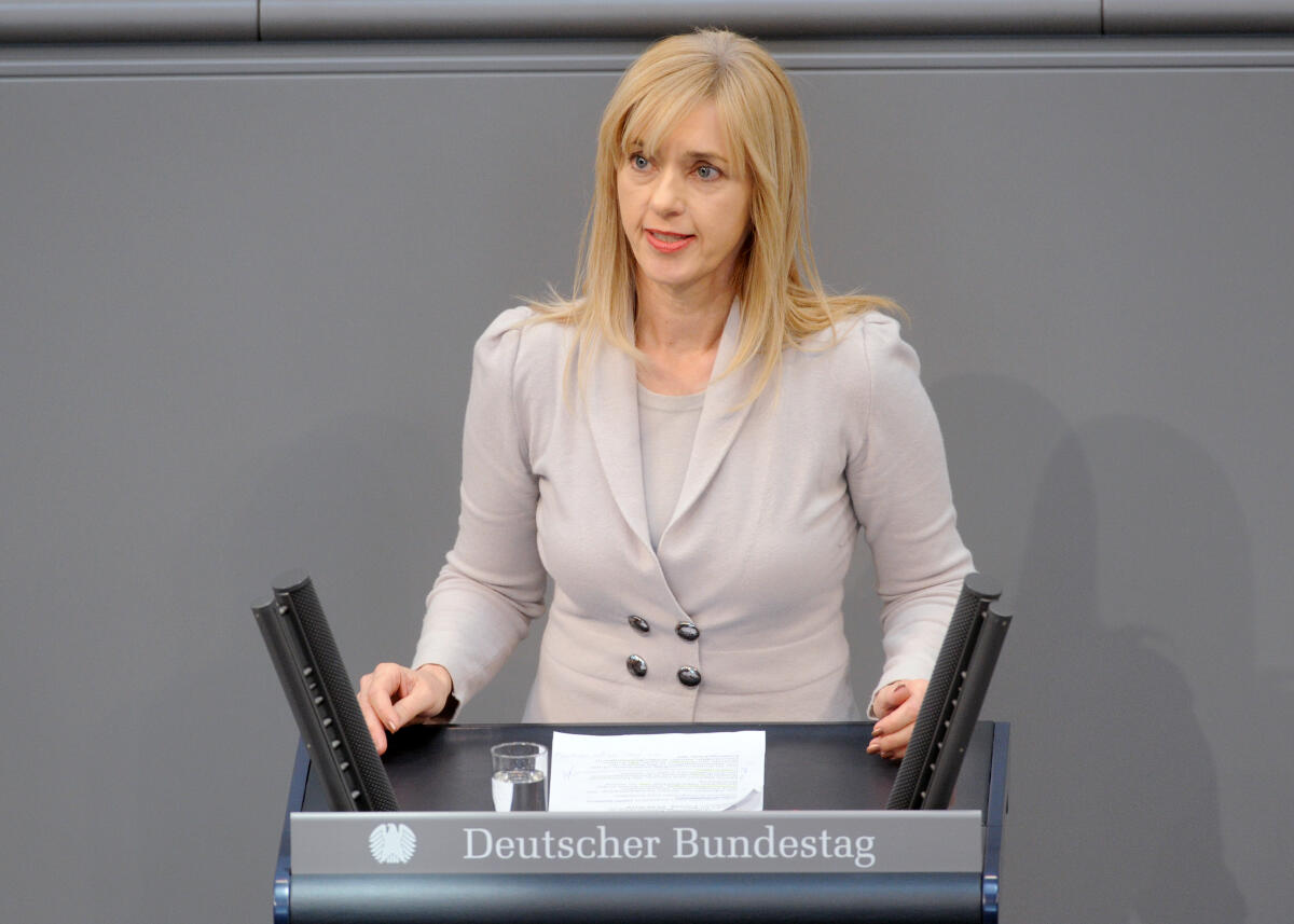 Alt, Renata Renata Alt, FDP, Bundestagsabgeordnete, Abgeordnete, Mitglied Deutscher Bundestag, MdB, Rede, 15. Sitzung, Top 18, Thema: Humanitäre Katastrophe im Jemen.; Rednerpult.