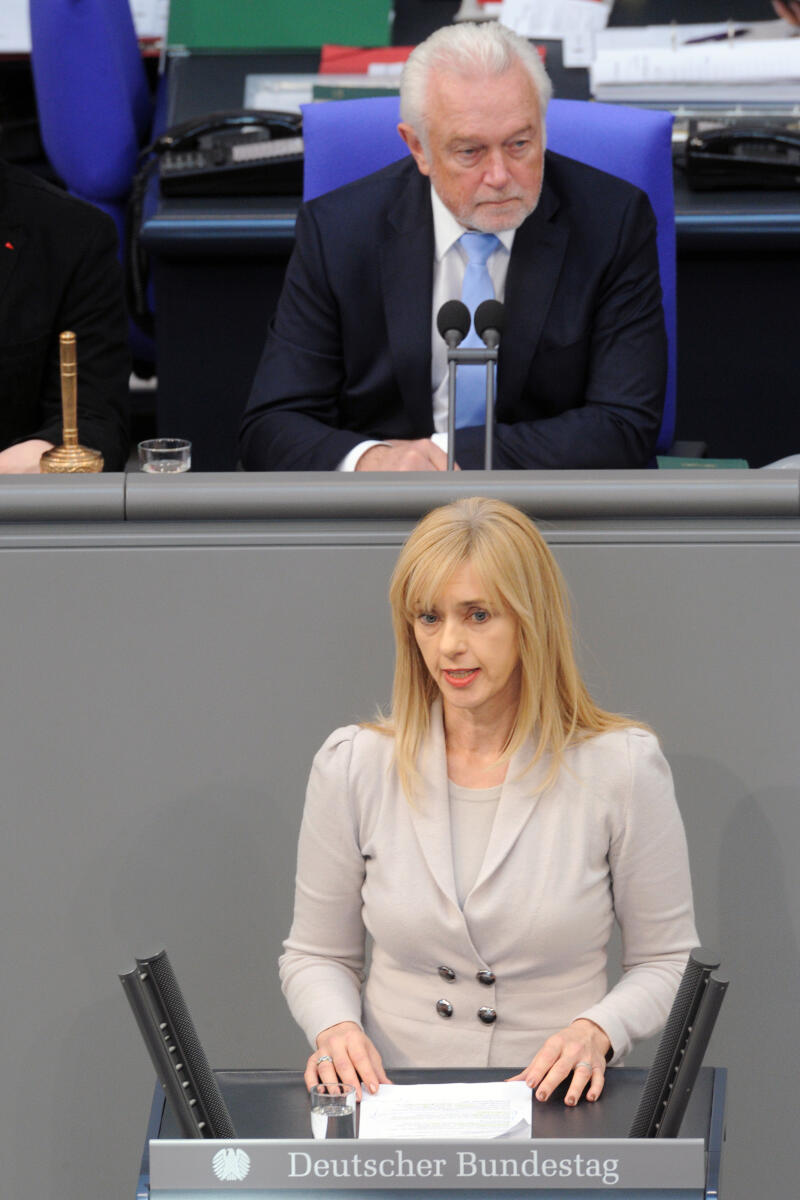 Alt, Renata; Kubicki, Wolfgang Renata Alt, FDP, Bundestagsabgeordnete, Abgeordnete, Mitglied Deutscher Bundestag, MdB, Rede, 15. Sitzung, Top 18, Thema: Humanitäre Katastrophe im Jemen, Vorsitz: Bundestagsvizepräsident Wolfgang Kubicki, FDP.; Rednerpult.