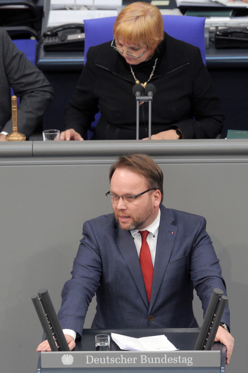 Timon Gremmels, SPD, Bundestagsabgeordneter, Abgeordneter, Mitglied Deutscher Bundestag, MdB, Rede, 14. Sitzung, Top 6, Thema: ERP-Wirtschaftsplangesetz 2018, Vorsitz: Bundestagsvizepräsidentin Claudia Roth, Bündnis 90/Die Grünen.; Rednerpult. Gremmels, Timon; Roth, Claudia Timon Gremmels, SPD, Bundestagsabgeordneter, Abgeordneter, Mitglied Deutscher Bundestag, MdB, Rede, 14. Sitzung, Top 6, Thema: ERP-Wirtschaftsplangesetz 2018, Vorsitz: Bundestagsvizepräsidentin Claudia Roth, Bündnis 90/Die Grünen.; Rednerpult.
