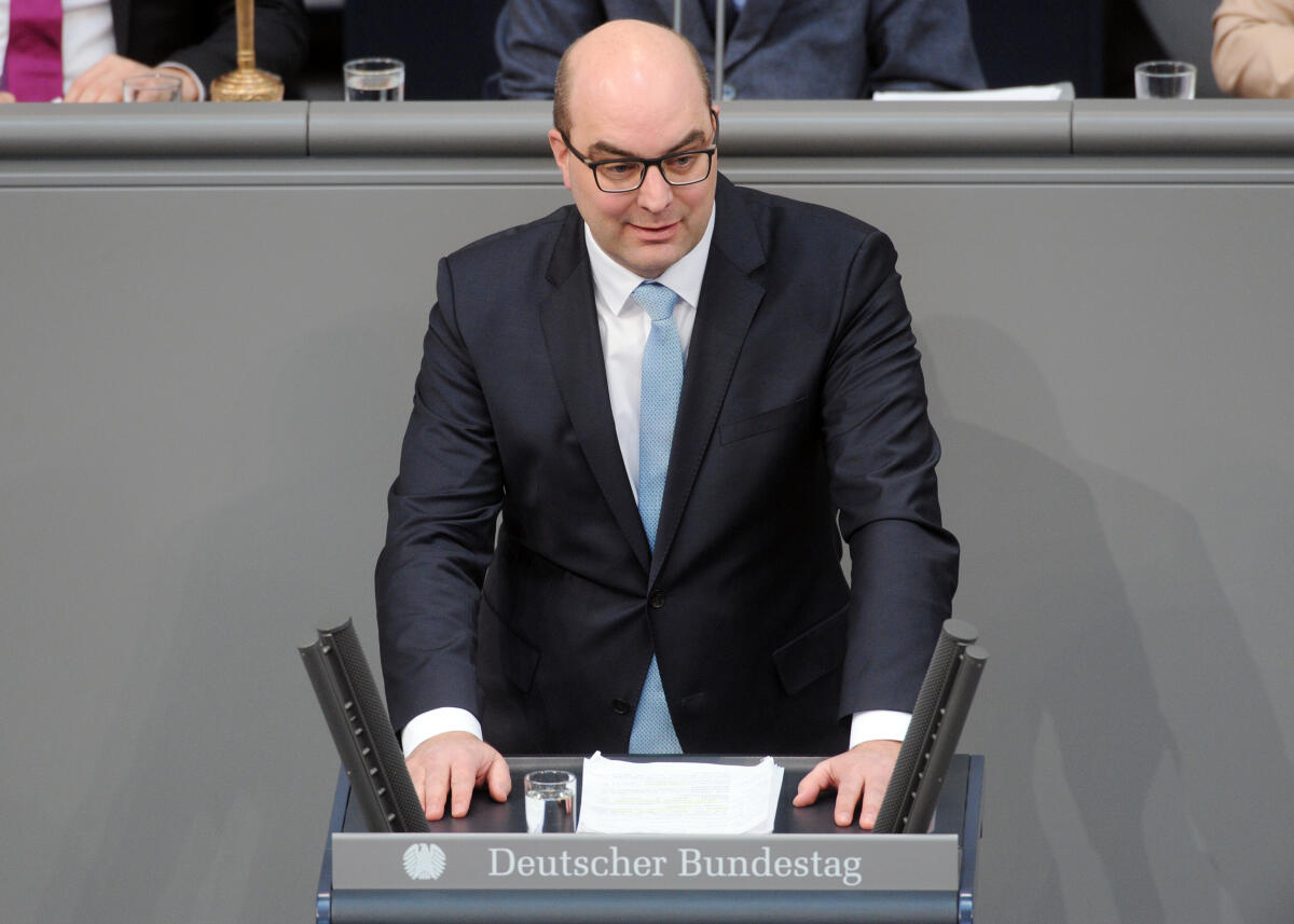 Kießling, Michael Michael Kießling, CDU/CSU, Bundestagsabgeordneter, Abgeordneter, Mitglied Deutscher Bundestag, MdB, Rede, 15. Sitzung, Top 14, Thema: Elterngeld Plus, Partnerschaftsbonus, Elternzeit.; Rednerpult.