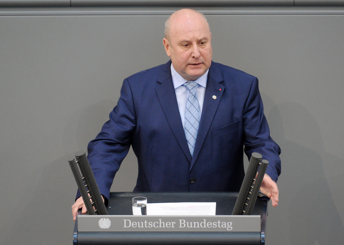 Gerdes, Michael Michael Gerdes, SPD, Bundestagsabgeordneter, Abgeordneter, Mitglied Deutscher Bundestag, MdB, Rede, 11. Sitzung, Top 15, Thema: Sanktionen bei Hartz IV und bei der Sozialhilfe.; Rednerpult.