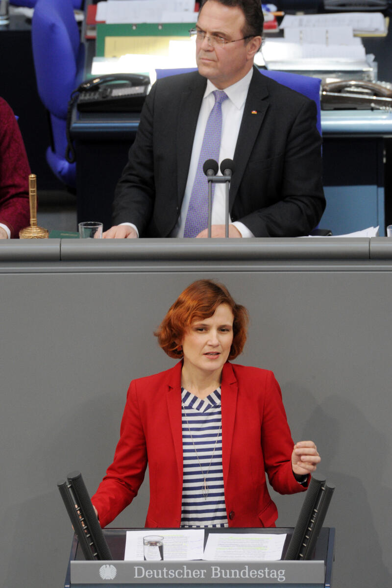 Katja Kipping, DIE LINKE, Bundestagsabgeordnete, Abgeordnete, Mitglied Deutscher Bundestag, MdB, Rede, 11. Sitzung, Top 15, Thema: Sanktionen bei Hartz IV und bei der Sozialhilfe, Vorsitz: Bundestagsvizepräsident Dr. Hans-Peter Friedrich, CDU/CSU.; Rednerpult. Kipping, Katja; Friedrich, Hans-Peter Katja Kipping, DIE LINKE, Bundestagsabgeordnete, Abgeordnete, Mitglied Deutscher Bundestag, MdB, Rede, 11. Sitzung, Top 15, Thema: Sanktionen bei Hartz IV und bei der Sozialhilfe, Vorsitz: Bundestagsvizepräsident Dr. Hans-Peter Friedrich, CDU/CSU.; Rednerpult.