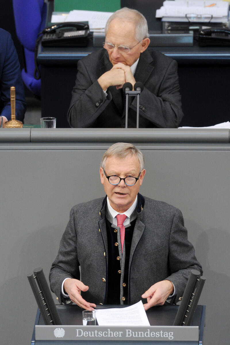 Busen, Karlheinz; Schäuble, Wolfgang Karlheinz Busen, FDP, Bundestagsabgeordneter, Abgeordneter, Mitglied Deutscher Bundestag, MdB, Rede, 12. Sitzung, Top 14, Thema: Unkontrollierte Population des Wolfes, Vorsitz: Bundestagspräsident Dr. Wolfgang Schäuble, CDU/CSU.; Rednerpult.