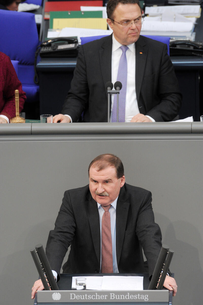 Straubinger, Max; Friedrich, Hans-Peter Max Straubinger, CDU/CSU, Bundestagsabgeordneter, Abgeordneter, Mitglied Deutscher Bundestag, MdB, Rede, 11. Sitzung, Top 15, Thema: Sanktionen bei Hartz IV und bei der Sozialhilfe, Vorsitz: Bundestagsvizepräsident Dr. Hans-Peter Friedrich, CDU/CSU.; Rednerpult.