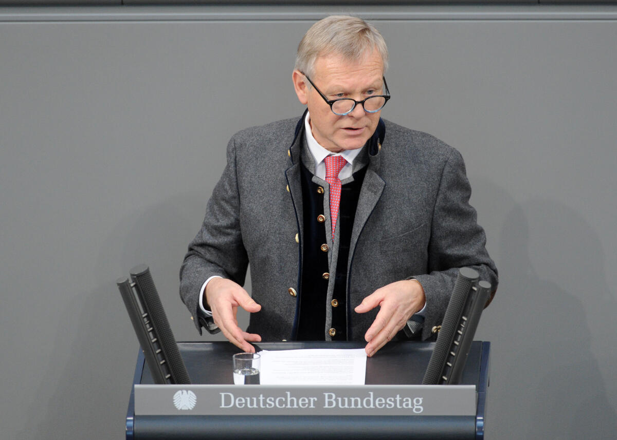 Busen, Karlheinz Karlheinz Busen, FDP, Bundestagsabgeordneter, Abgeordneter, Mitglied Deutscher Bundestag, MdB, Rede, 12. Sitzung, Top 14, Thema: Unkontrollierte Population des Wolfes.; Rednerpult.