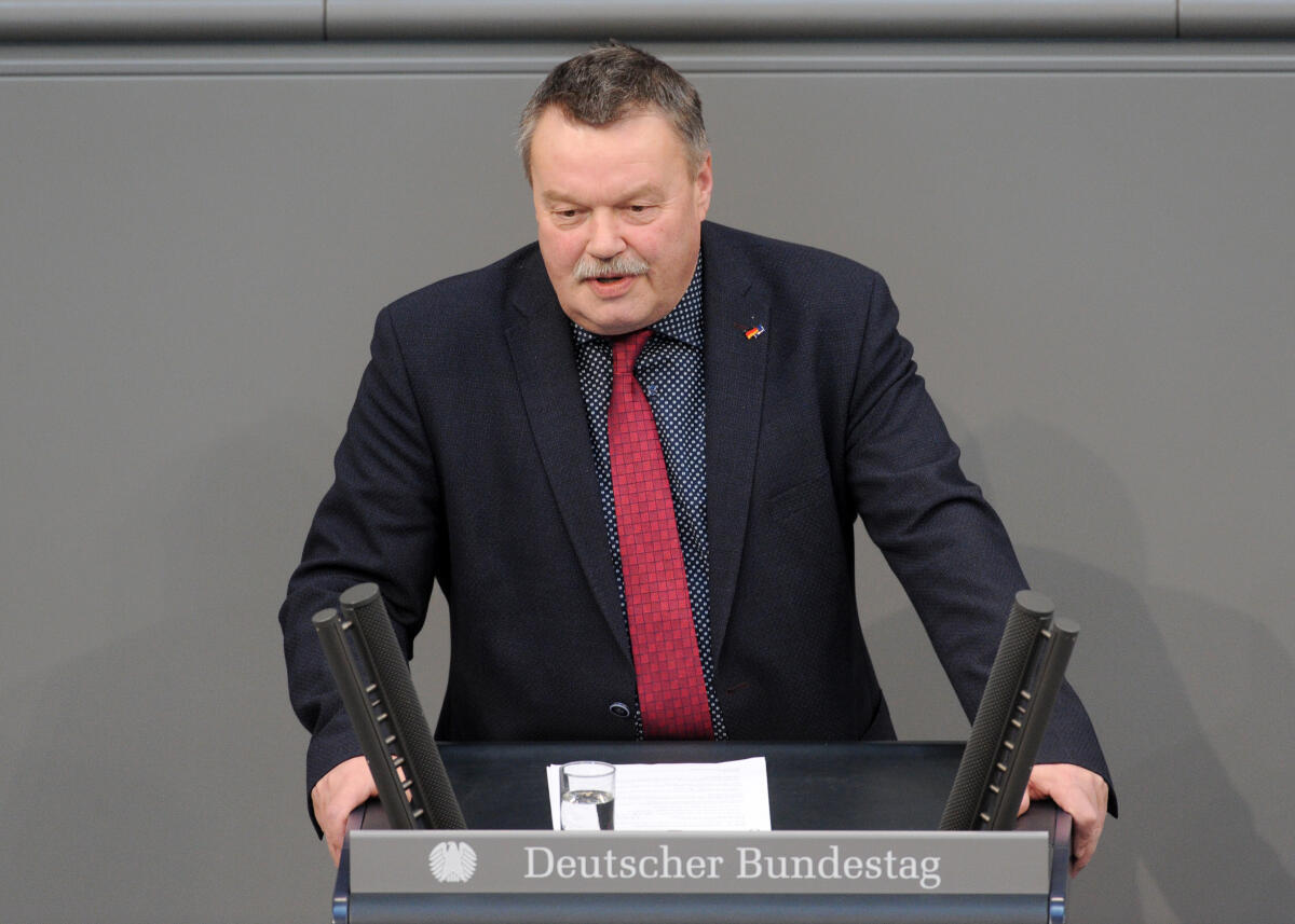 Schulze, Klaus-Peter Dr. Klaus-Peter Schulze, CDU/CSU, Bundestagsabgeordneter, Abgeordneter, Mitglied Deutscher Bundestag, MdB, Rede, 12. Sitzung, Top 14, Thema: Unkontrollierte Population des Wolfes.; Rednerpult.