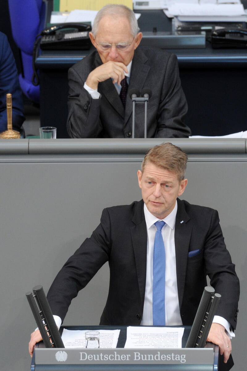 Hilse, Karsten; Schäuble, Wolfgang Karsten Hilse, AfD, Bundestagsabgeordneter, Abgeordneter, Mitglied Deutscher Bundestag, MdB, Rede, 12. Sitzung, Top 14, Thema: Unkontrollierte Population des Wolfes, Vorsitz: Bundestagspräsident Dr. Wolfgang Schäuble, CDU/CSU.; Rednerpult.