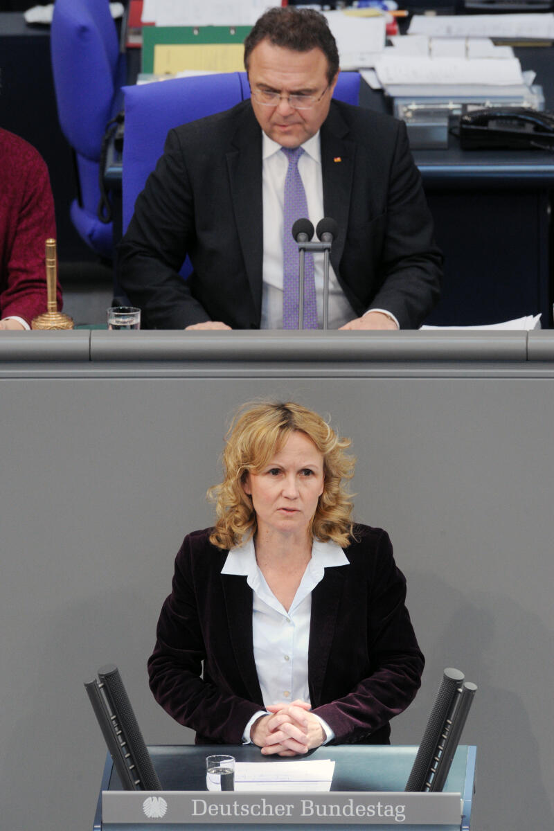 Lemke, Steffi; Friedrich, Hans-Peter Steffi Lemke, Bündnis 90/Die Grünen, Bundestagsabgeordnete, Abgeordnete, Mitglied Deutscher Bundestag, MdB, Rede, 12. Sitzung, Top 14, Thema: Unkontrollierte Population des Wolfes, Vorsitz: Bundestagsvizepräsident Dr. Hans-Peter Friedrich, CDU/CSU.; Rednerpult.