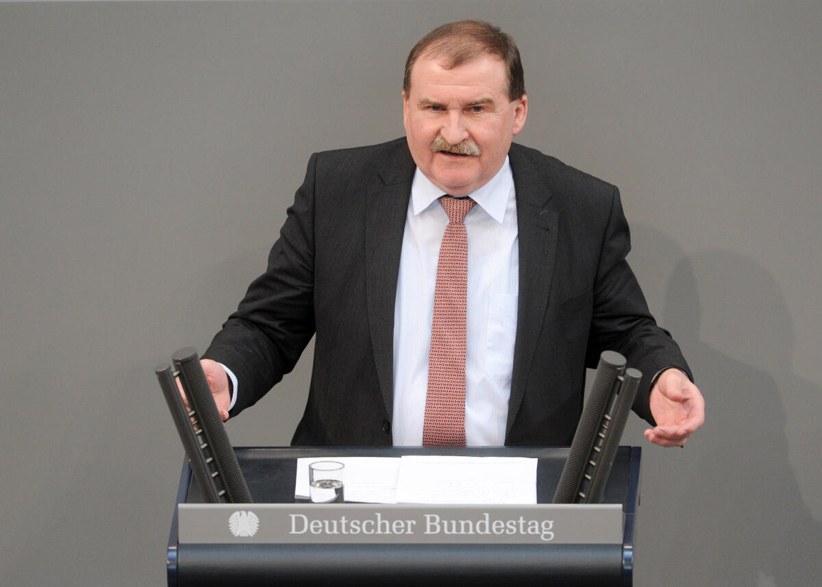 Straubinger, Max Max Straubinger, CDU/CSU, Bundestagsabgeordneter, Abgeordneter, Mitglied Deutscher Bundestag, MdB, Rede, 11. Sitzung, Top 15, Thema: Sanktionen bei Hartz IV und bei der Sozialhilfe.; Rednerpult.