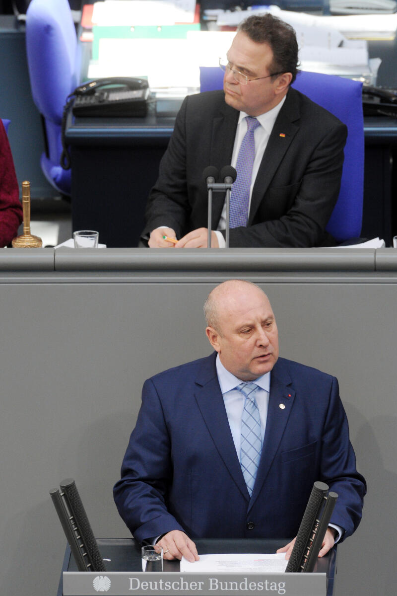 Michael Gerdes, SPD, Bundestagsabgeordneter, Abgeordneter, Mitglied Deutscher Bundestag, MdB, Rede, 11. Sitzung, Top 15, Thema: Sanktionen bei Hartz IV und bei der Sozialhilfe, Vorsitz: Bundestagsvizepräsident Dr. Hans-Peter Friedrich, CDU/CSU.; Rednerpult. Gerdes, Michael; Friedrich, Hans-Peter Michael Gerdes, SPD, Bundestagsabgeordneter, Abgeordneter, Mitglied Deutscher Bundestag, MdB, Rede, 11. Sitzung, Top 15, Thema: Sanktionen bei Hartz IV und bei der Sozialhilfe, Vorsitz: Bundestagsvizepräsident Dr. Hans-Peter Friedrich, CDU/CSU.; Rednerpult.