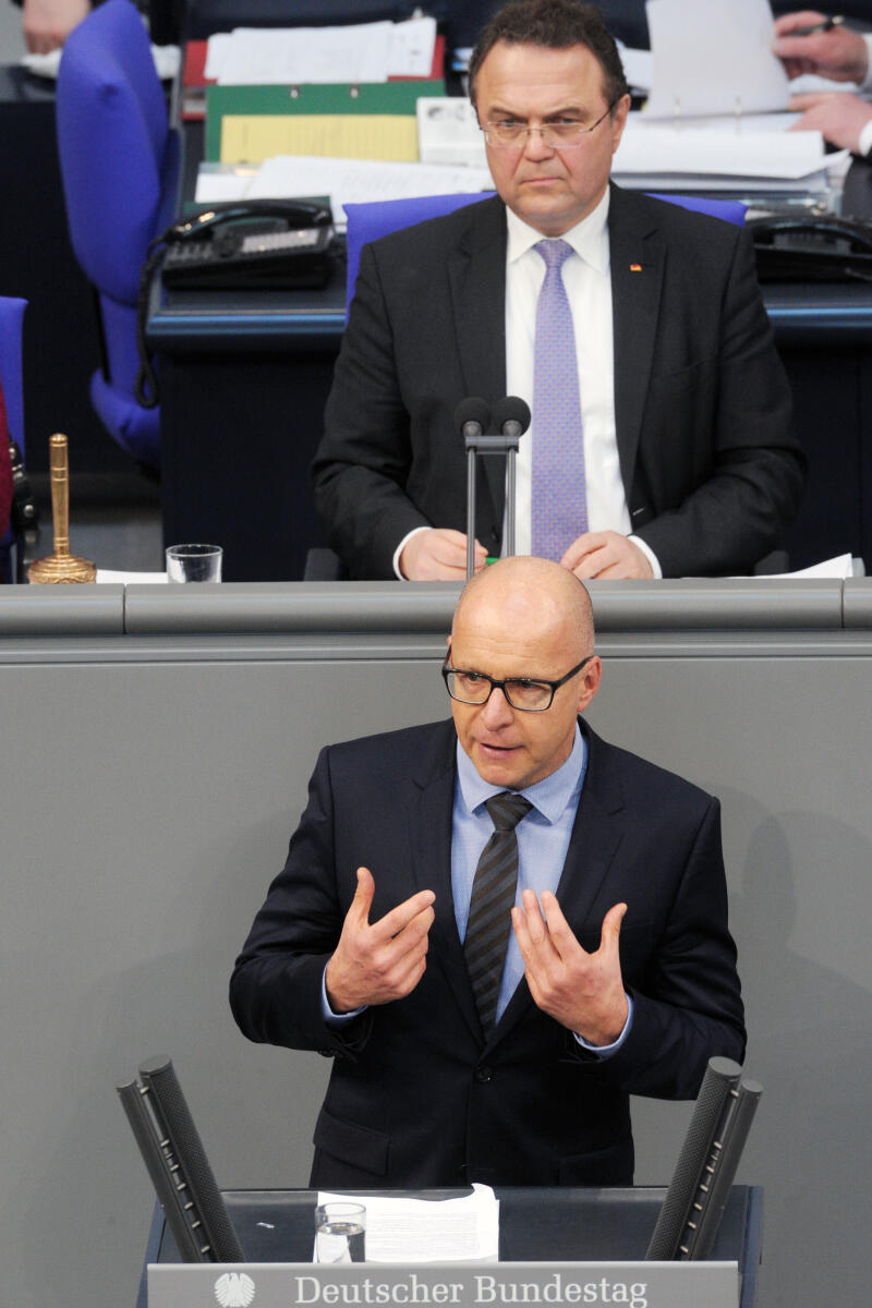 Jörg Schneider, AfD, Bundestagsabgeordneter, Abgeordneter, Mitglied Deutscher Bundestag, MdB, Rede, 11. Sitzung, Top 15, Thema: Sanktionen bei Hartz IV und bei der Sozialhilfe, Vorsitz: Bundestagsvizepräsident Dr. Hans-Peter Friedrich, CDU/CSU.; Rednerpult. Schneider, Jörg; Friedrich, Hans-Peter Jörg Schneider, AfD, Bundestagsabgeordneter, Abgeordneter, Mitglied Deutscher Bundestag, MdB, Rede, 11. Sitzung, Top 15, Thema: Sanktionen bei Hartz IV und bei der Sozialhilfe, Vorsitz: Bundestagsvizepräsident Dr. Hans-Peter Friedrich, CDU/CSU.; Rednerpult.