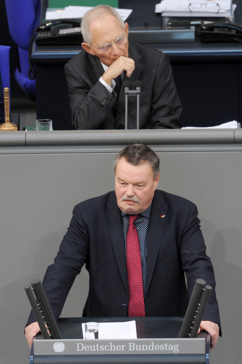 Schulze, Klaus-Peter; Schäuble, Wolfgang Dr. Klaus-Peter Schulze, CDU/CSU, Bundestagsabgeordneter, Abgeordneter, Mitglied Deutscher Bundestag, MdB, Rede, 12. Sitzung, Top 14, Thema: Unkontrollierte Population des Wolfes, Vorsitz: Bundestagspräsident Dr. Wolfgang Schäuble, CDU/CSU.; Rednerpult.