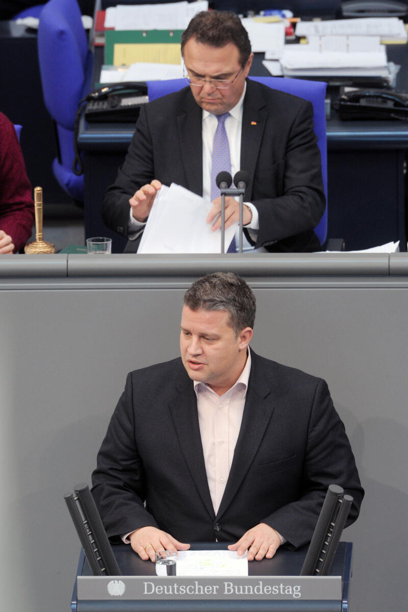 Träger, Carsten; Friedrich, Hans-Peter Carsten Träger, SPD, Bundestagsabgeordneter, Abgeordneter, Mitglied Deutscher Bundestag, MdB, Rede, 12. Sitzung, Top 14, Thema: Unkontrollierte Population des Wolfes, Vorsitz: Bundestagsvizepräsident Dr. Hans-Peter Friedrich, CDU/CSU.; Rednerpult.