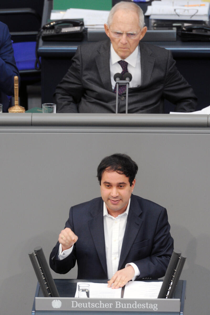 Movassat, Niema; Schäuble, Wolfgang Niema Movassat, DIE LINKE, Bundestagsabgeordneter, Abgeordneter, Mitglied Deutscher Bundestag, MdB, Rede, 12. Sitzung, Top 13, Thema: Doppelte Staatsbürgerschaft, Vorsitz: Bundestagspräsident Dr. Wolfgang Schäuble, CDU/CSU.; Rednerpult.