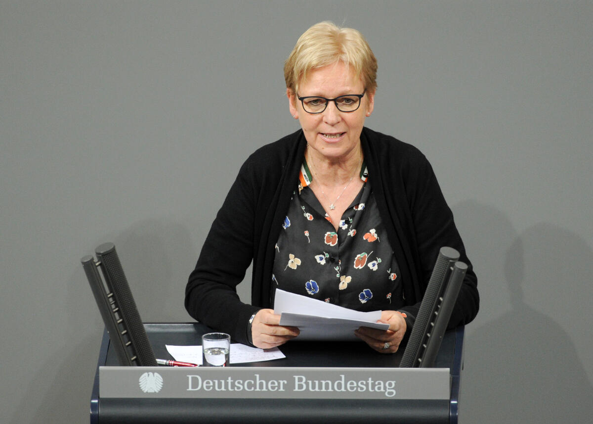 Maria Klein-Schmeink, Bündnis 90/Die Grünen, Bundestagsabgeordnete, Abgeordnete, Mitglied Deutscher Bundestag, MdB, Rede, 11. Sitzung, Top 11, Thema: Krankenversicherungsbeiträge für Betriebsrenten.; Rednerpult. Klein-Schmeink, Maria Maria Klein-Schmeink, Bündnis 90/Die Grünen, Bundestagsabgeordnete, Abgeordnete, Mitglied Deutscher Bundestag, MdB, Rede, 11. Sitzung, Top 11, Thema: Krankenversicherungsbeiträge für Betriebsrenten.; Rednerpult.